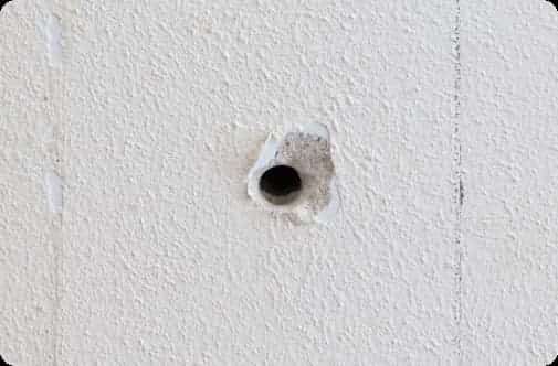 防犯カメラを取り付けるために外壁に穴を空けた様子
